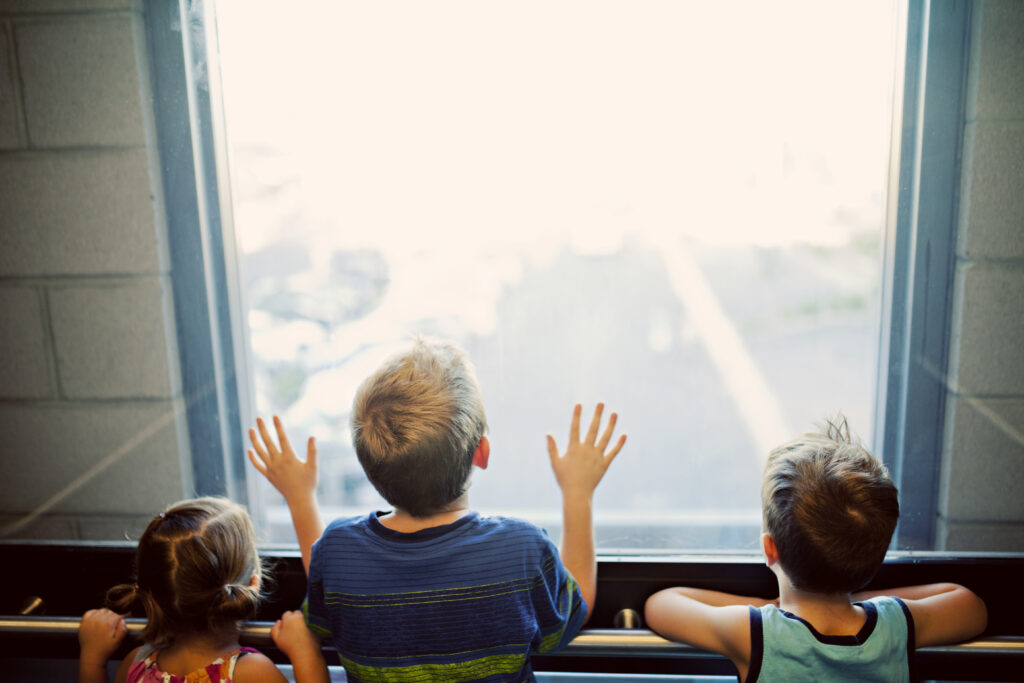 I looked out of the window. Дети смотрят из окна. Look out of the Window. Window and Kid. Картинки ребенок смотрит из окна для детей.